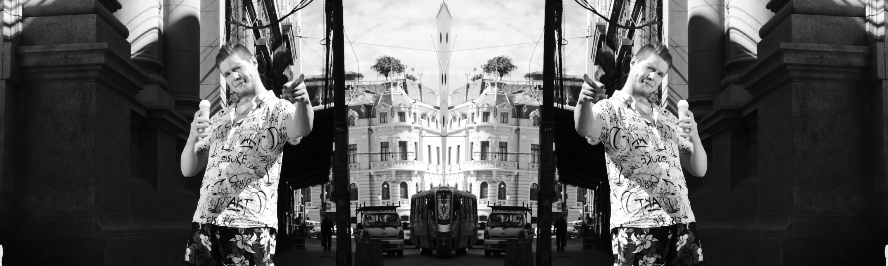 Hombre con objeto en la mano