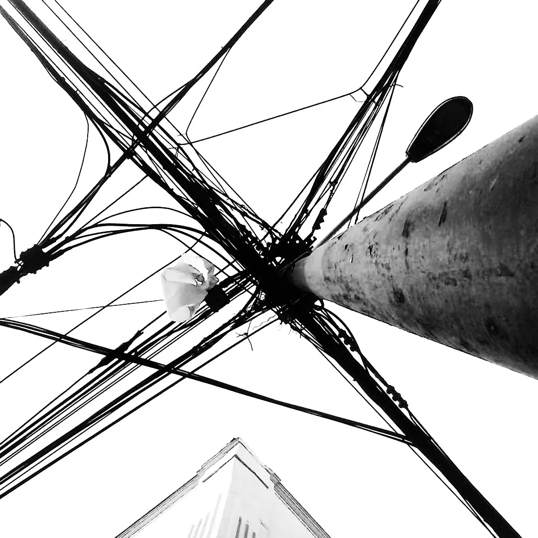 Cables y poste eléctrico